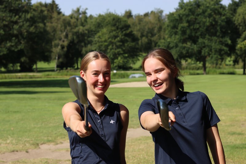 To piger golf