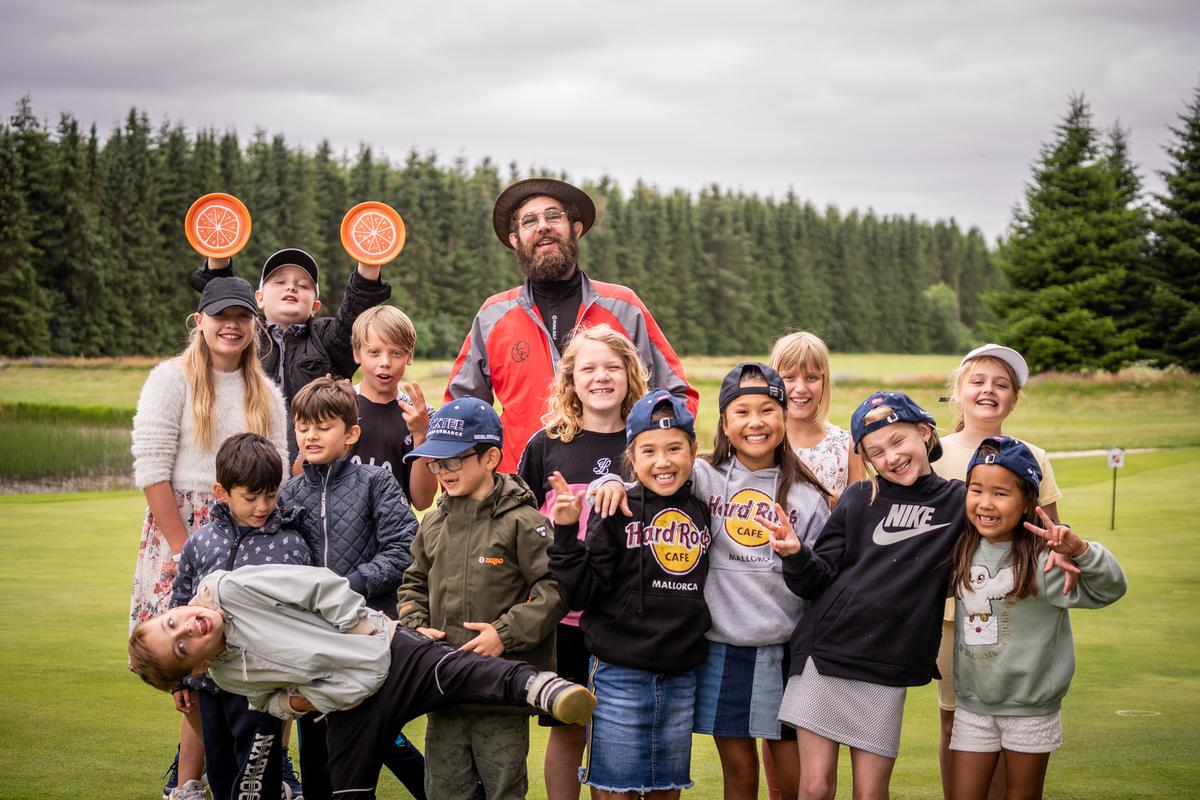 Sjov Sommer Golf frivillige børn